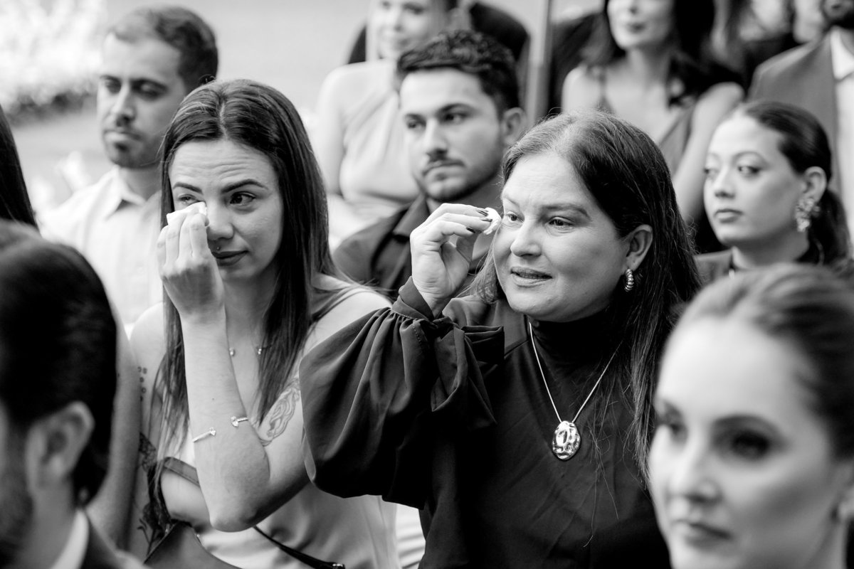 Expressões de emoção dos convidados durante a cerimônia de Ana Rute e Juliano.