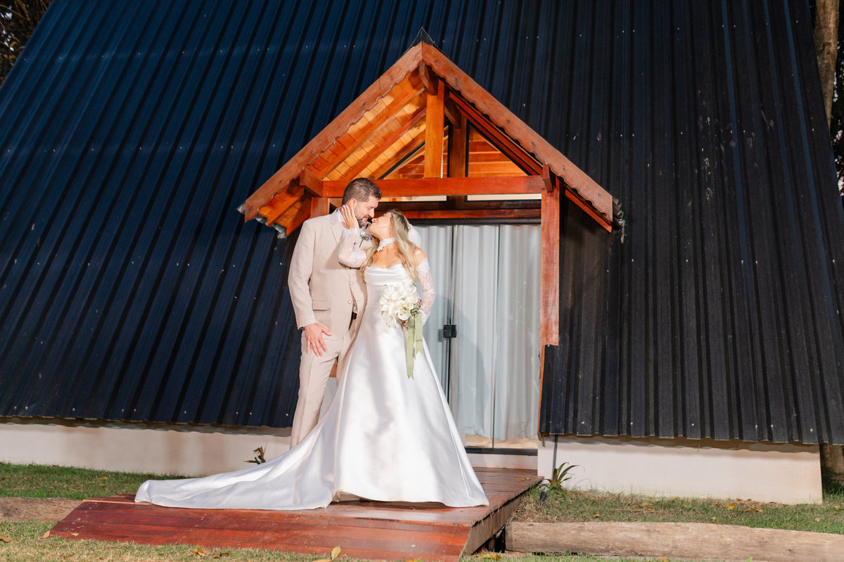 Ana Rute e Juliano em um retrato de casamento que valoriza a arquitetura e o ambiente do Sítio Santa Paula.