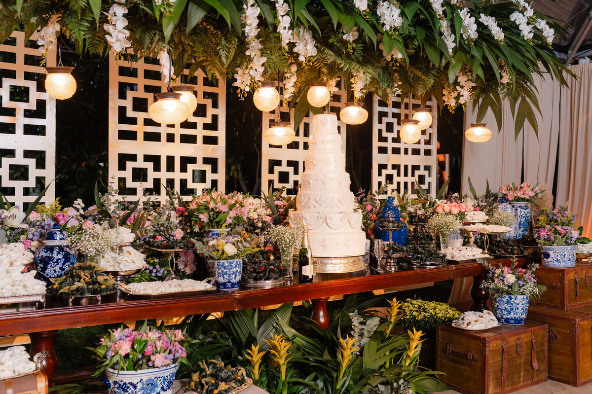 Decoração da recepção de casamento no Sítio Santa Paula, com flores, iluminação acolhedora e detalhes da celebração.