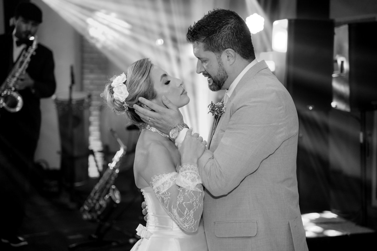 Um registro em preto e branco da dança de Ana Rute e Juliano, destacando a emoção e a conexão do casal.