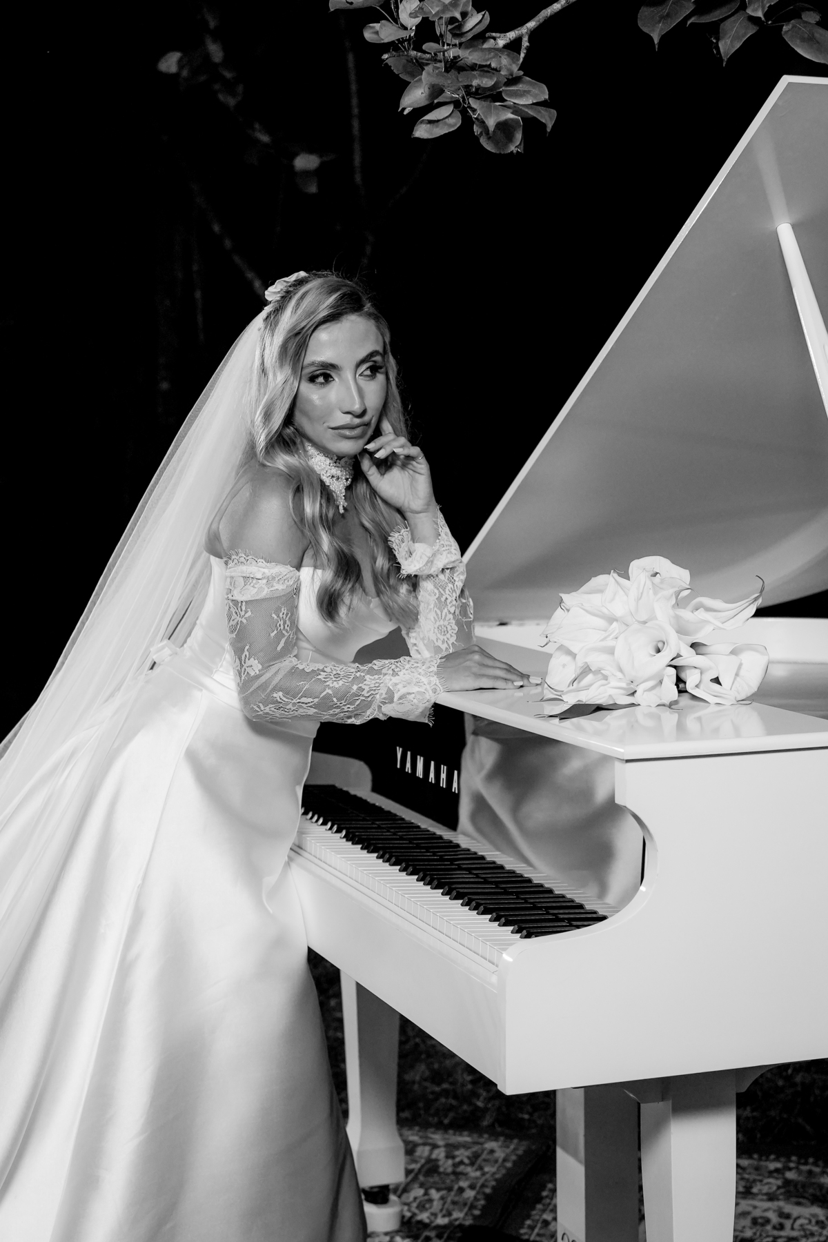 Retrato artístico de Ana Rute junto ao piano branco, valorizando a elegância do vestido e a composição da fotografia.