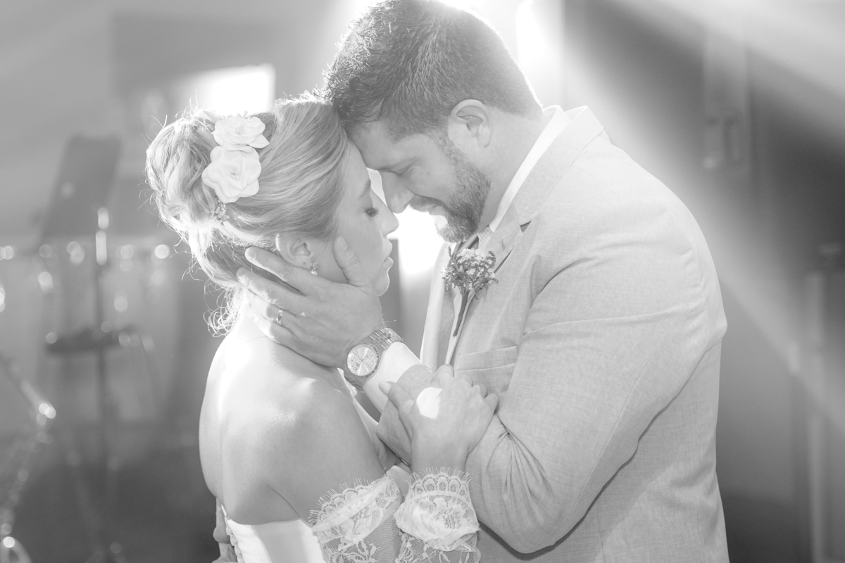 Um beijo de Ana Rute e Juliano em um registro espontâneo e emocionante durante a celebração do casamento.