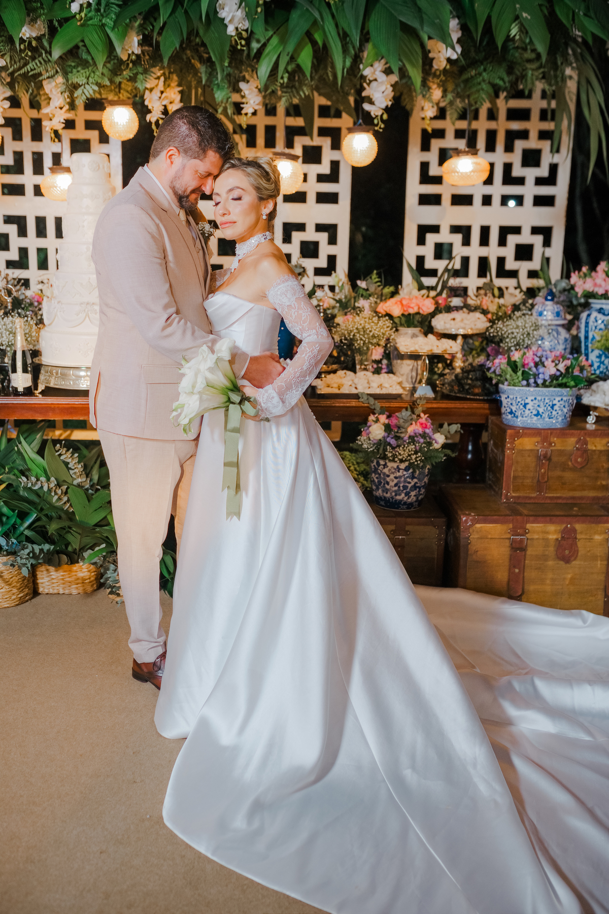 Ana Rute e Juliano durante a recepção, em meio aos detalhes da decoração de seu casamento.