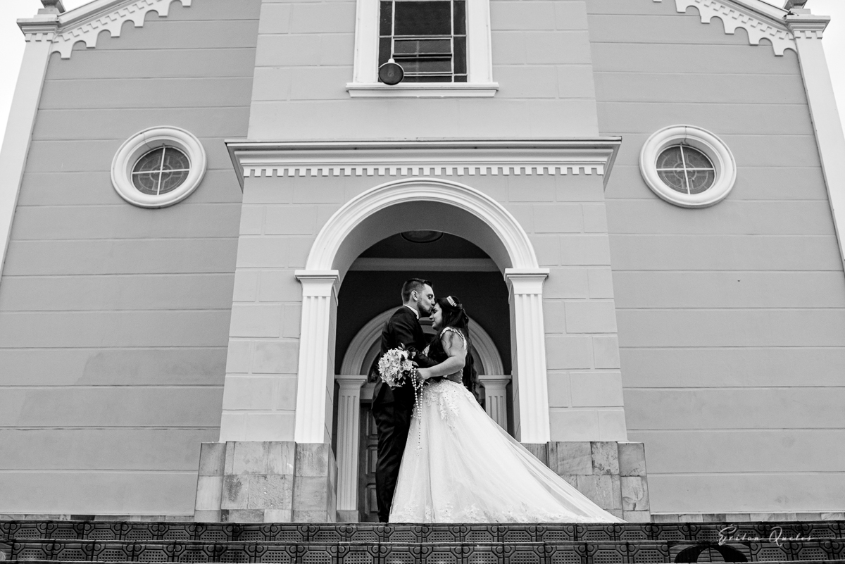 fotografia saída dos noivos na igreja São José em Congonhal - MG
