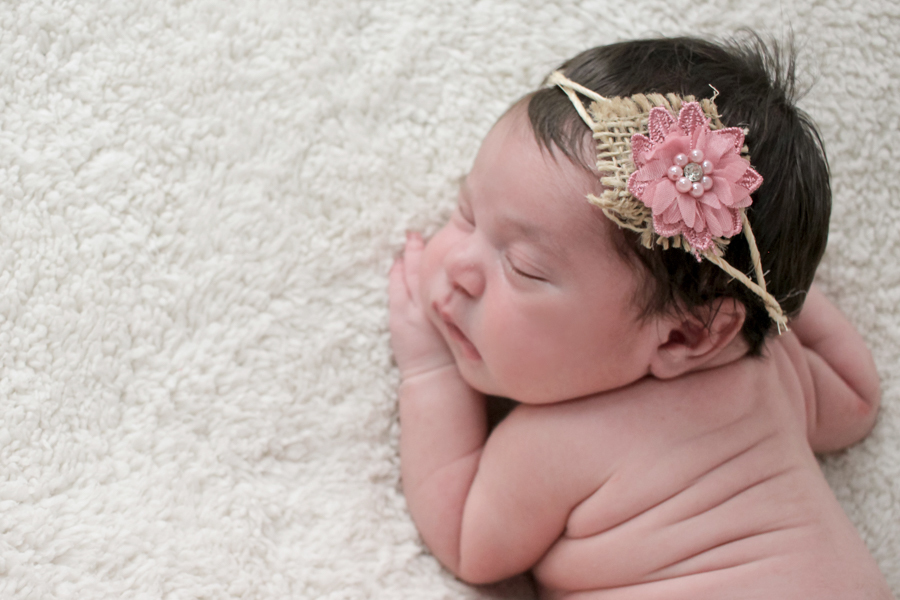 ana recemnascida na sessao de fotos newborn em curitiba