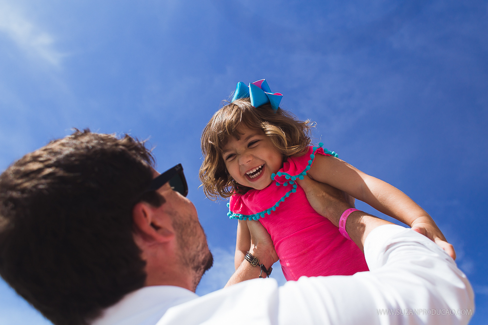 Menina com vestido rosa na praia