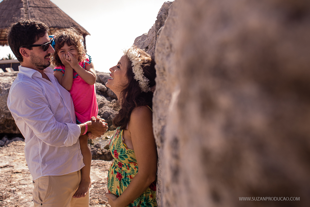Criança brincando com os pais 