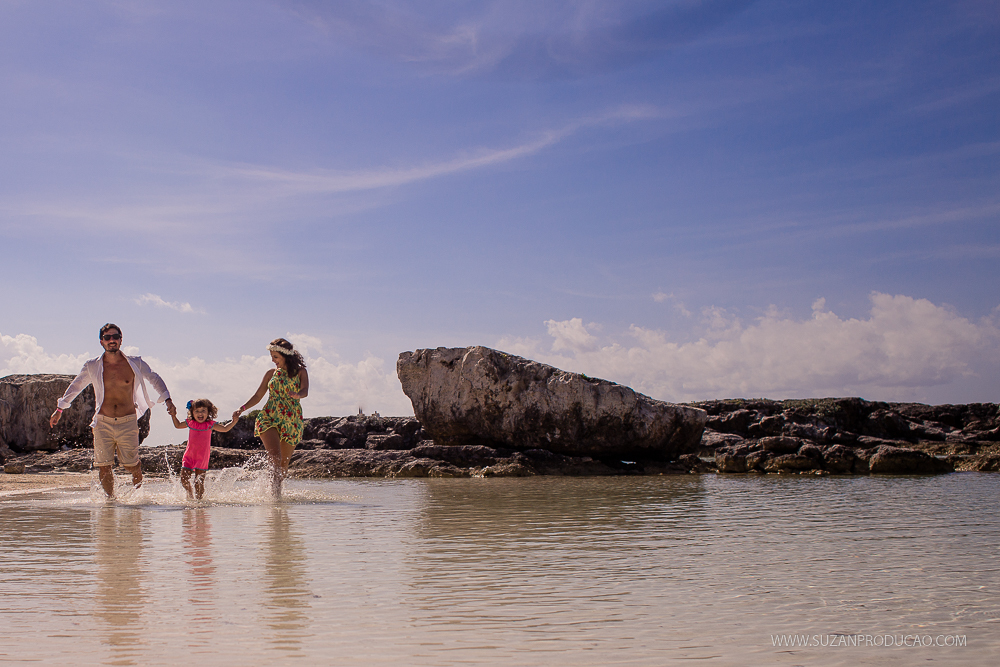 Fami correndo na beira da praia 
