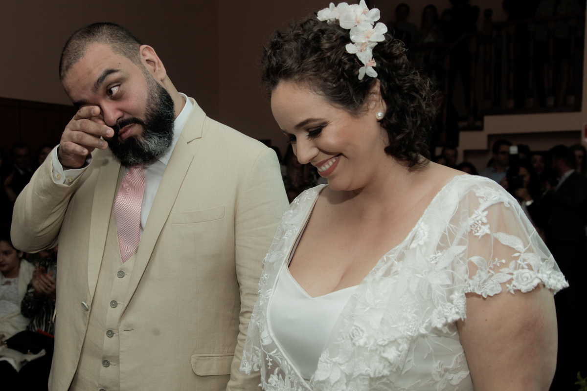 noivo emocionado durante cerimônia