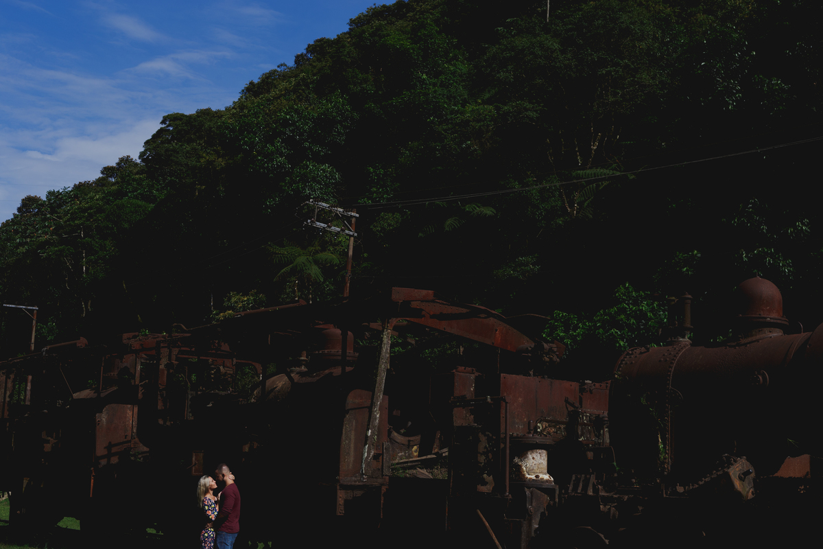 ensaio de casal em meios aos trens