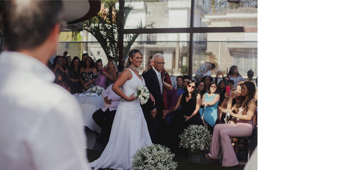 noiva entrando com o pai na cerimônia civil
