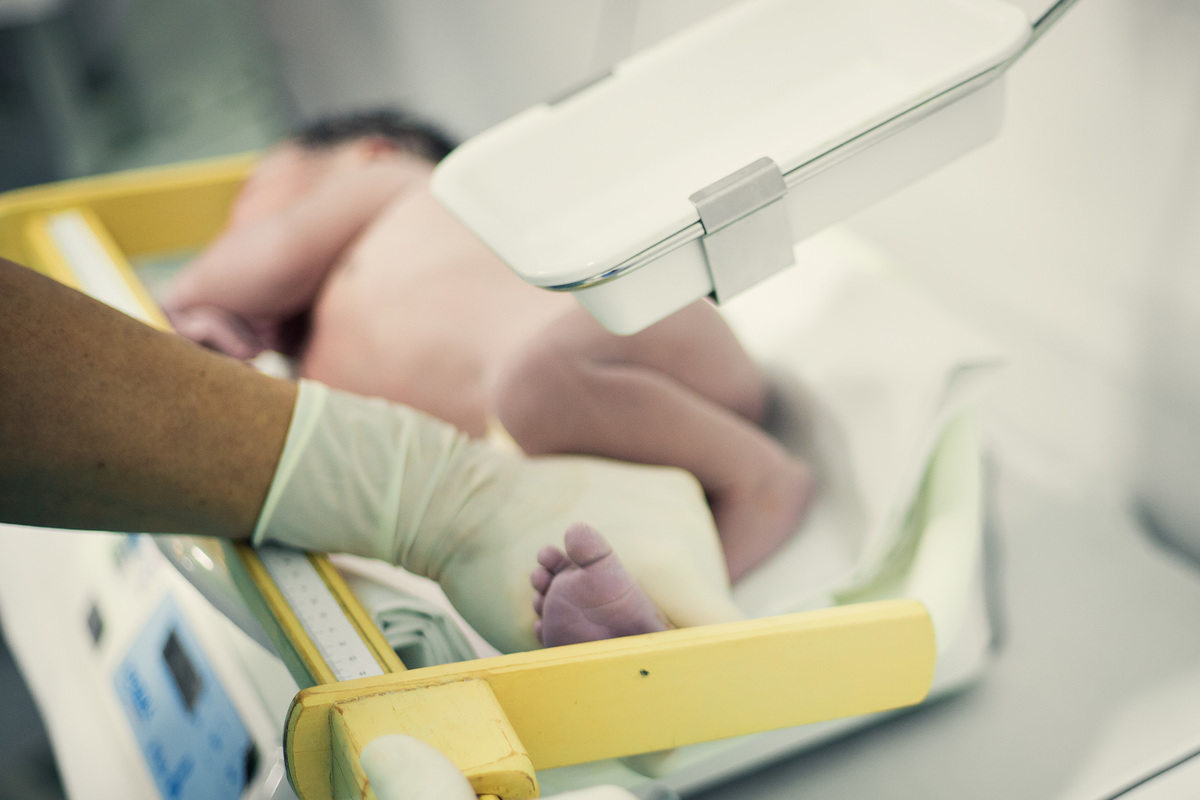 Fotografia de parto cesárea na Unimed Volta Redonda: Nascimento do Oliver.