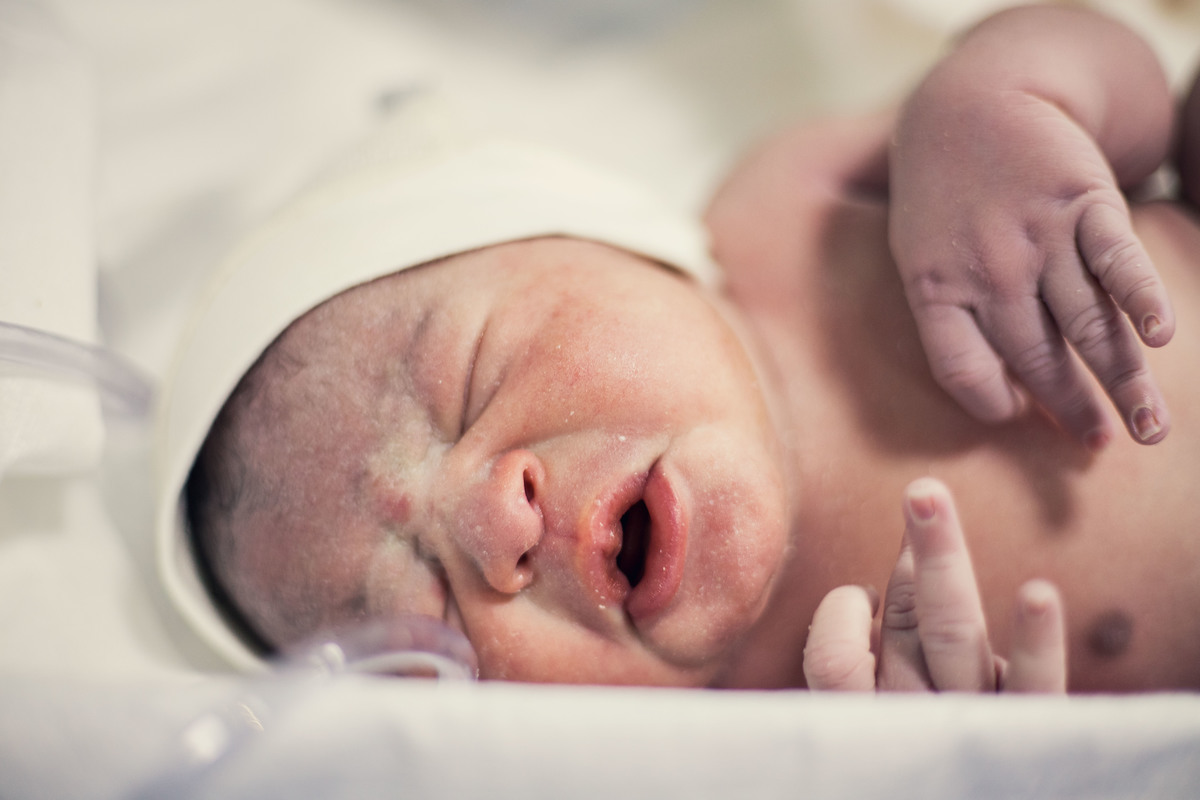 Fotografia de parto cesárea na Unimed Volta Redonda: Nascimento do Oliver.