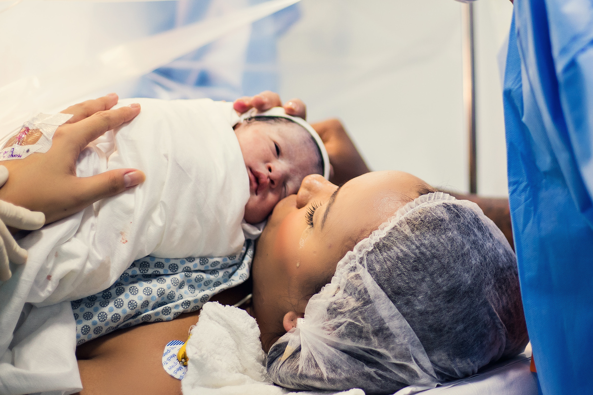 Fotografia de parto cesárea na Unimed Volta Redonda: Nascimento do Oliver.