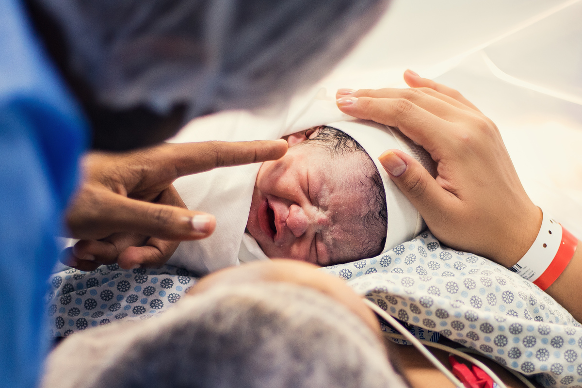 Fotografia de parto cesárea na Unimed Volta Redonda: Nascimento do Oliver.
