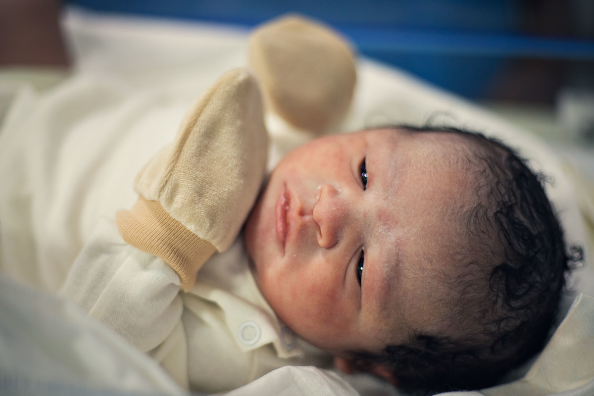 Fotografia de parto cesárea na Unimed Volta Redonda: Nascimento do Oliver.