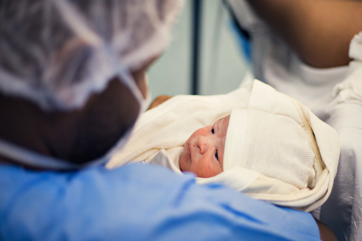 Fotografia de parto cesárea na Unimed Volta Redonda: Nascimento do Oliver.