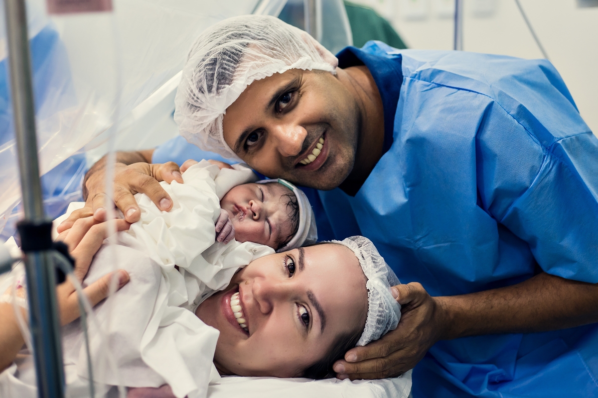 Fotografia de parto cesárea na Unimed Volta Redonda: Nascimento do Miguel.