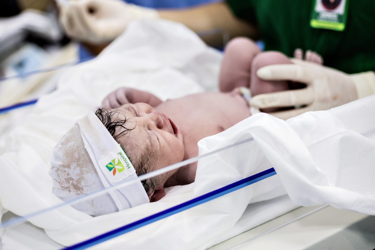Fotografia de parto cesárea na Unimed Volta Redonda: Nascimento do Miguel.