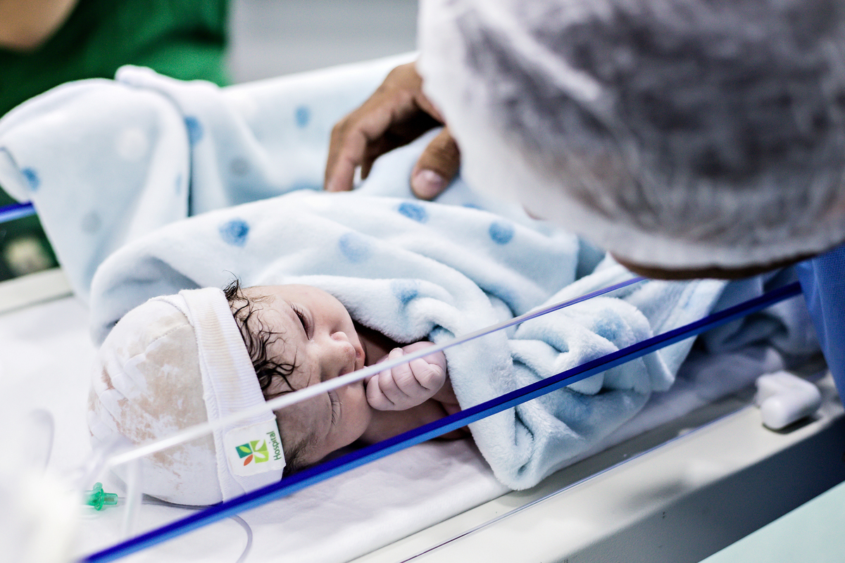 Fotografia de parto cesárea na Unimed Volta Redonda: Nascimento do Miguel.