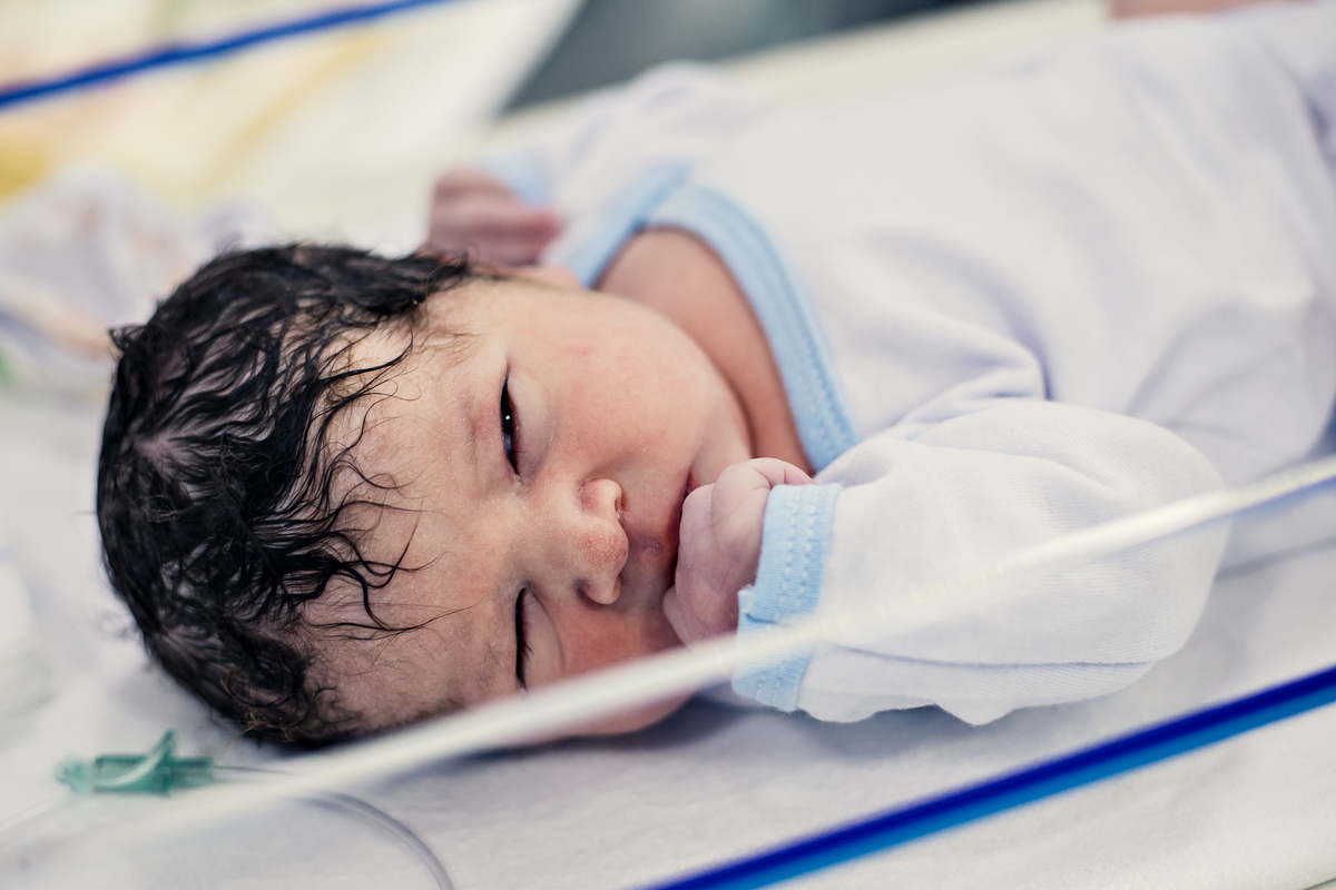 Fotografia de parto cesárea na Unimed Volta Redonda: Nascimento do Miguel.