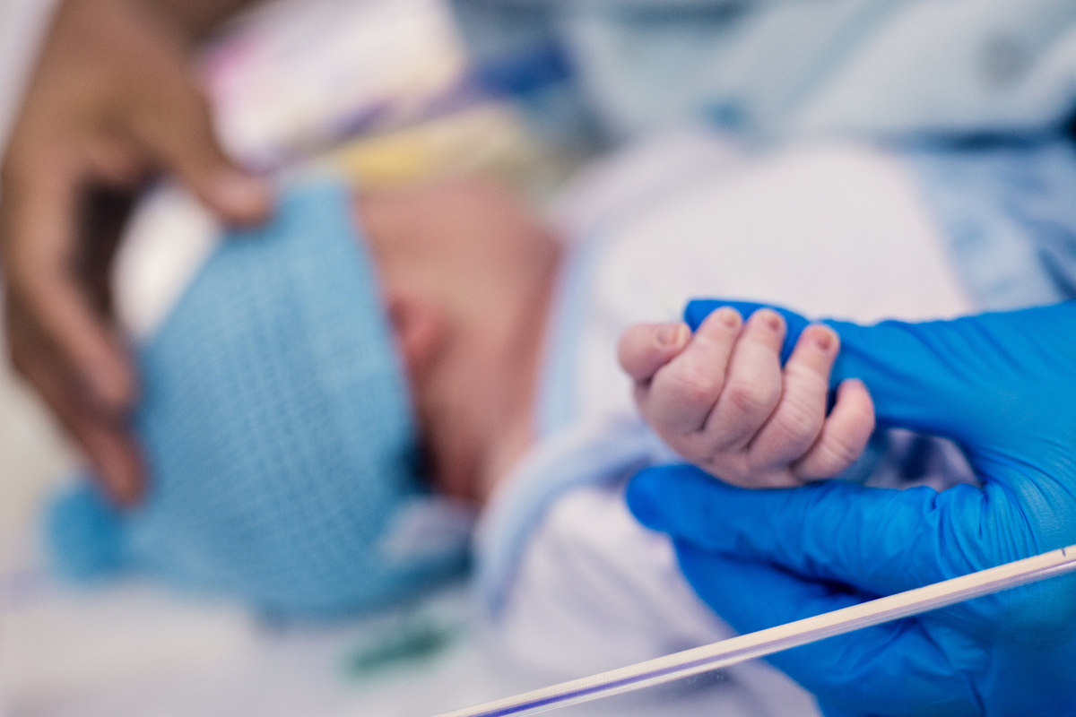 Fotografia de parto cesárea na Unimed Volta Redonda: Nascimento do Miguel.
