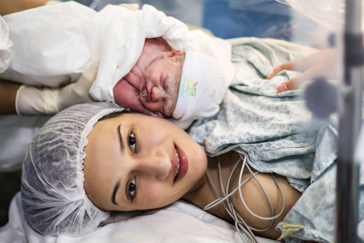 Fotografia de parto cesárea na Unimed Volta Redonda: Nascimento da Laura.