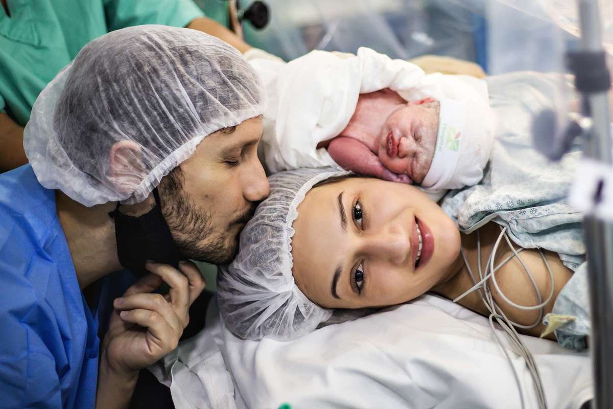Fotografia de parto cesárea na Unimed Volta Redonda: Nascimento da Laura.