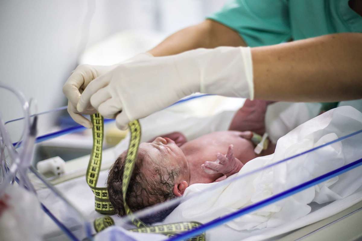 Fotografia de parto cesárea na Unimed Volta Redonda: Nascimento da Laura.