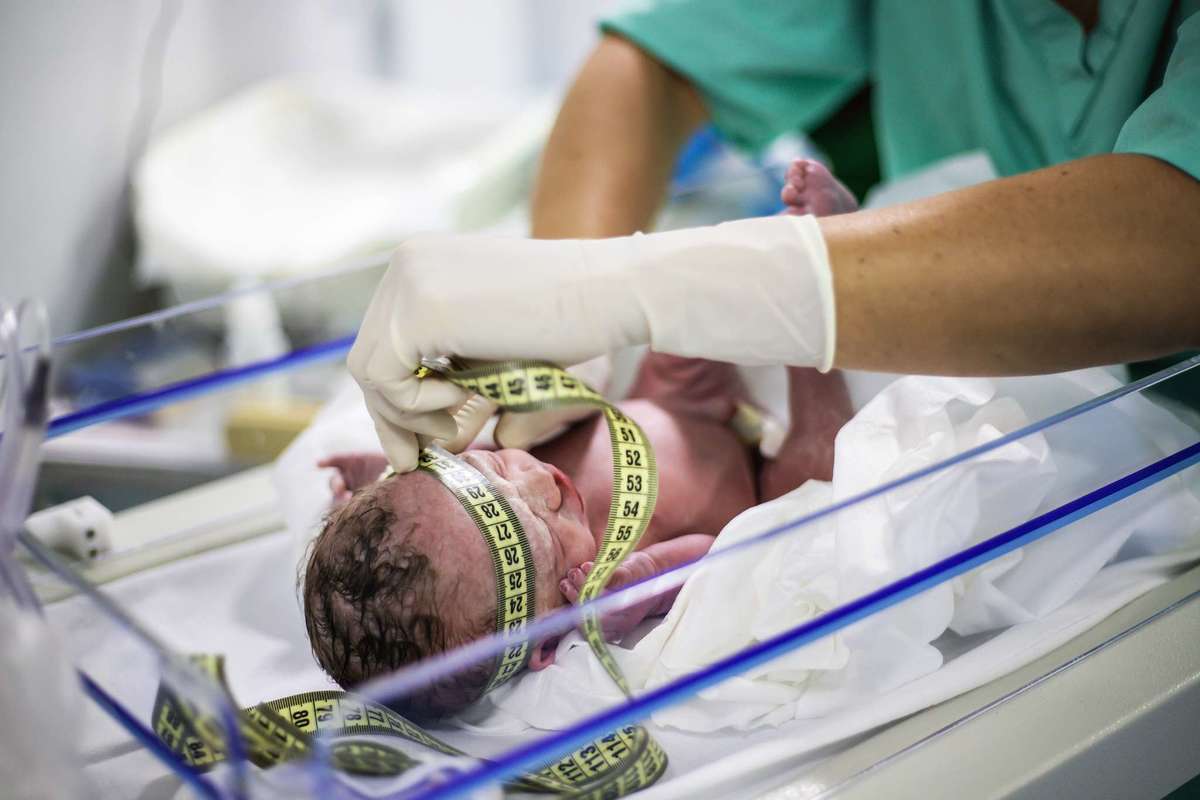 Fotografia de parto cesárea na Unimed Volta Redonda: Nascimento da Laura.