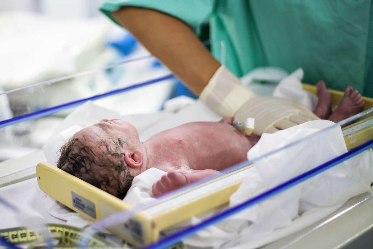 Fotografia de parto cesárea na Unimed Volta Redonda: Nascimento da Laura.