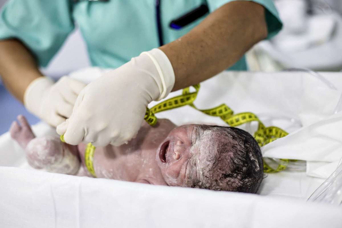 Fotografia de parto cesárea na Unimed Volta Redonda: Nascimento da Lyvía.