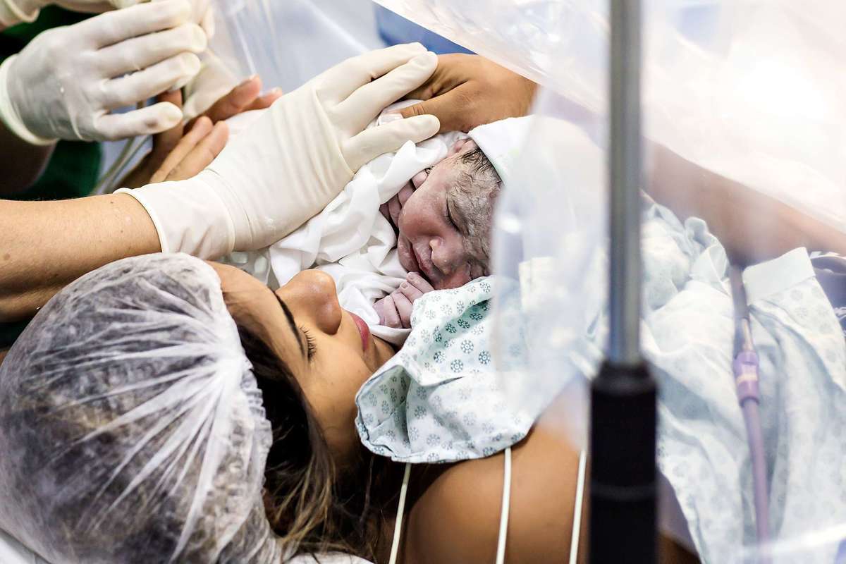 Fotografia de parto cesárea na Unimed Volta Redonda: Nascimento da Lyvía.