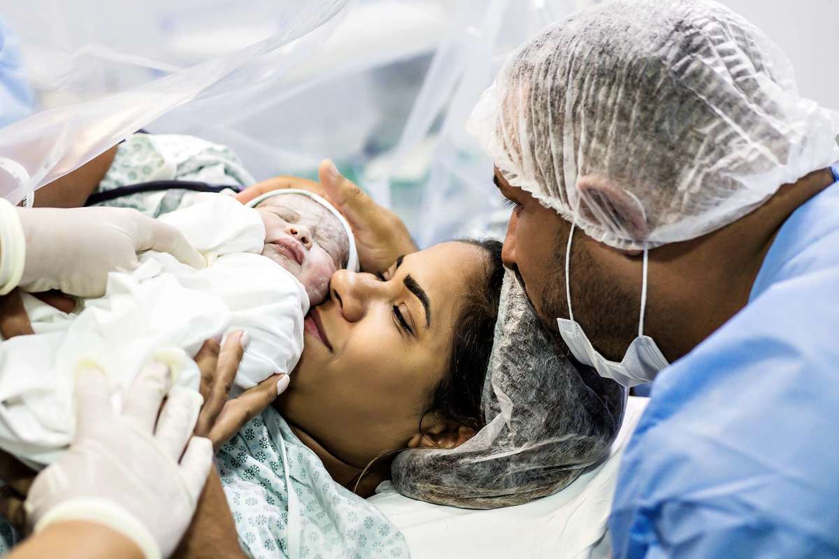 Fotografia de parto cesárea na Unimed Volta Redonda: Nascimento da Lyvía.