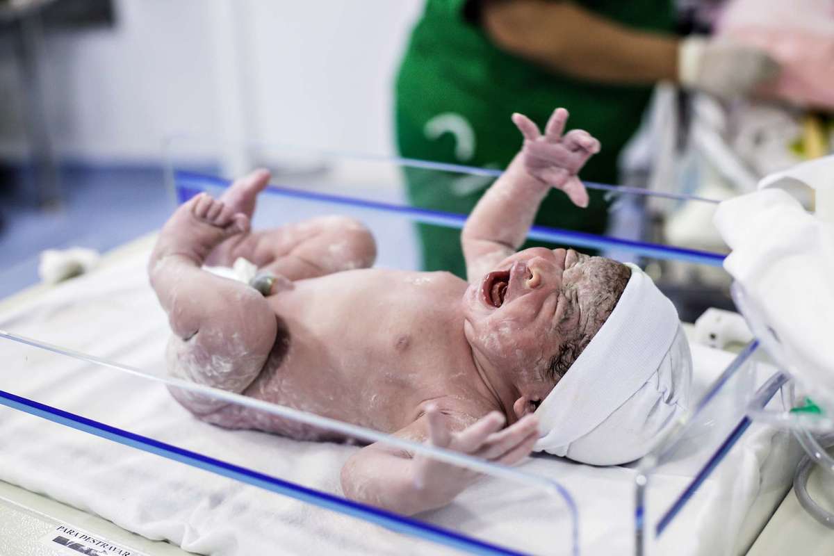 Fotografia de parto cesárea na Unimed Volta Redonda: Nascimento da Lyvía.