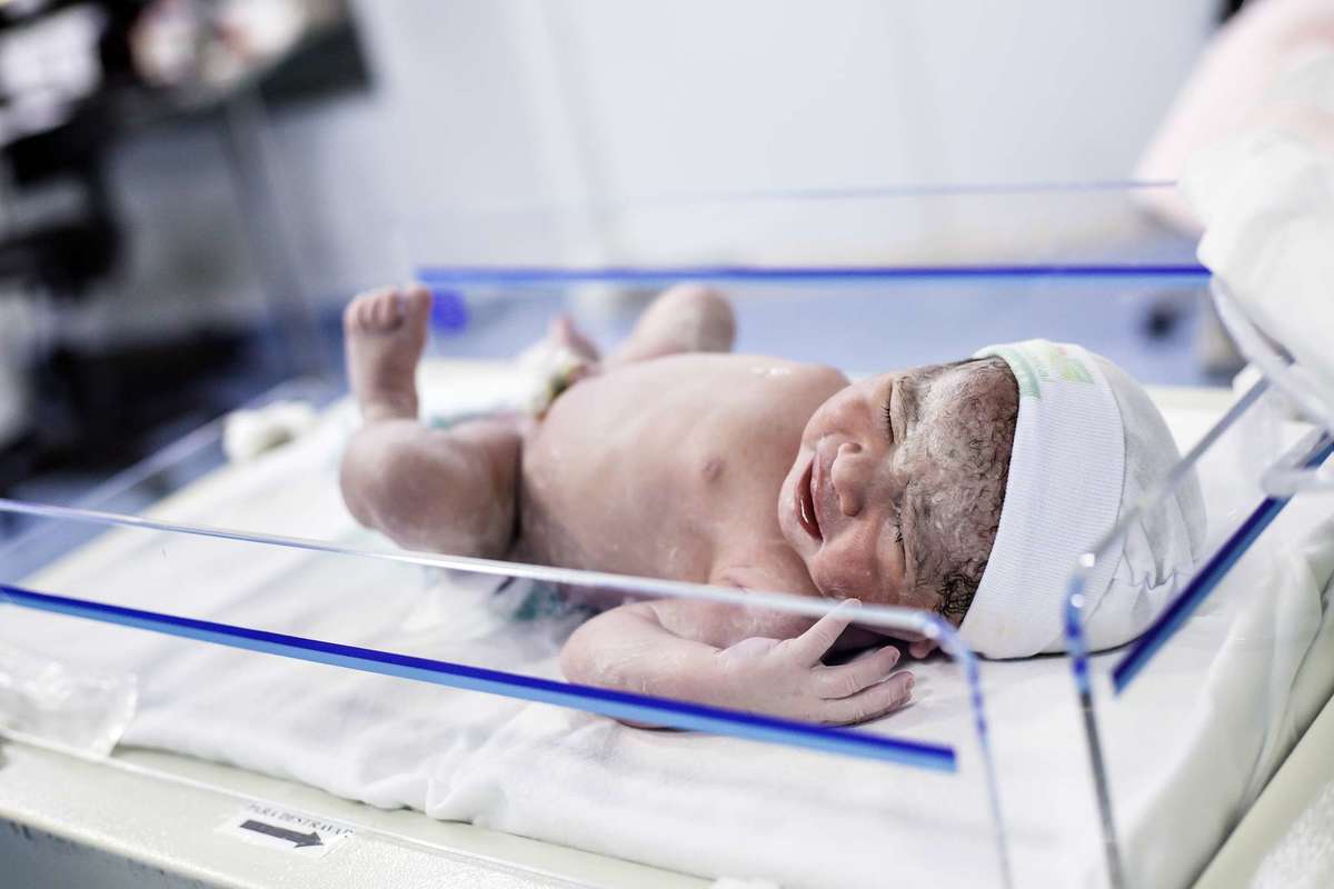 Fotografia de parto cesárea na Unimed Volta Redonda: Nascimento da Lyvía.