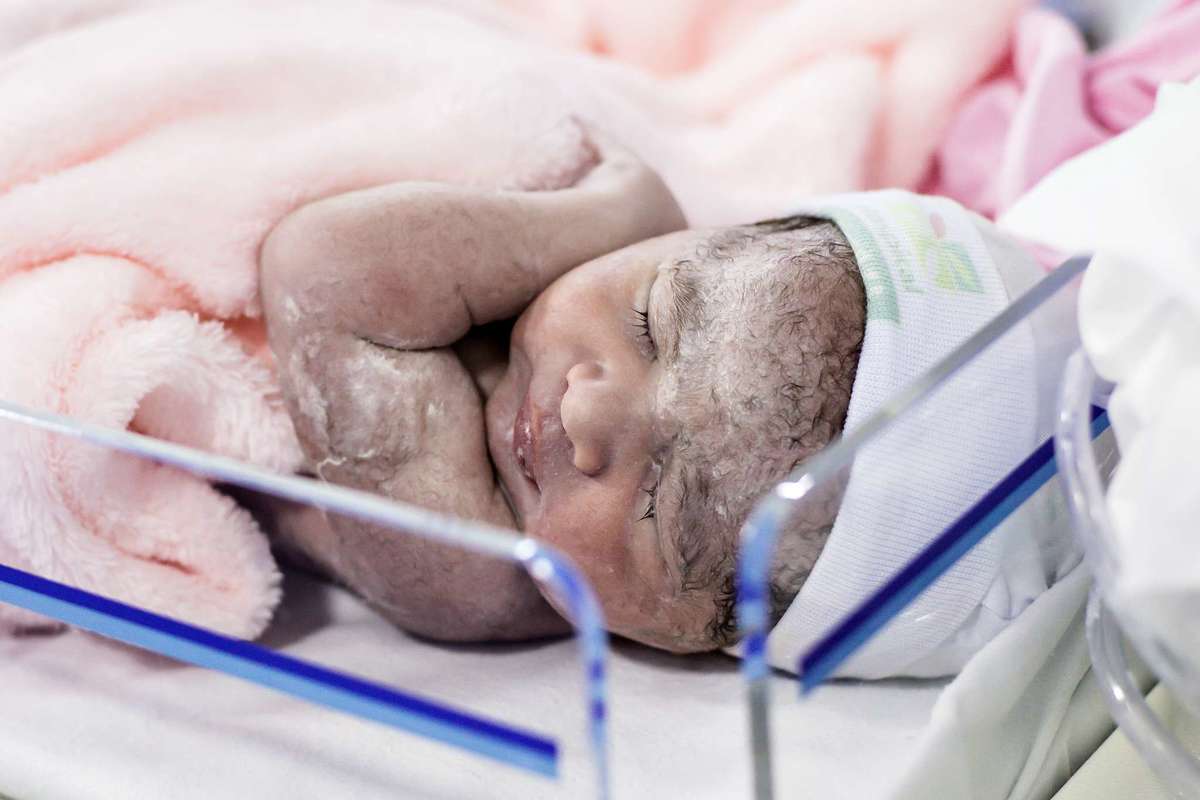 Fotografia de parto cesárea na Unimed Volta Redonda: Nascimento da Lyvía.