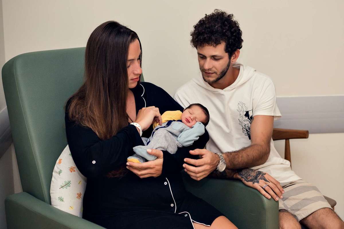 Ensaio de recém-nascido no hospital Unimed Volta Redonda: Primeiro dia do Noah no quarto da maternidade.