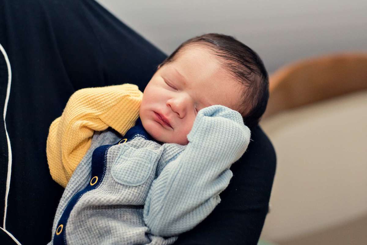 Ensaio de recém-nascido no hospital Unimed Volta Redonda: Primeiro dia do Noah no quarto da maternidade.