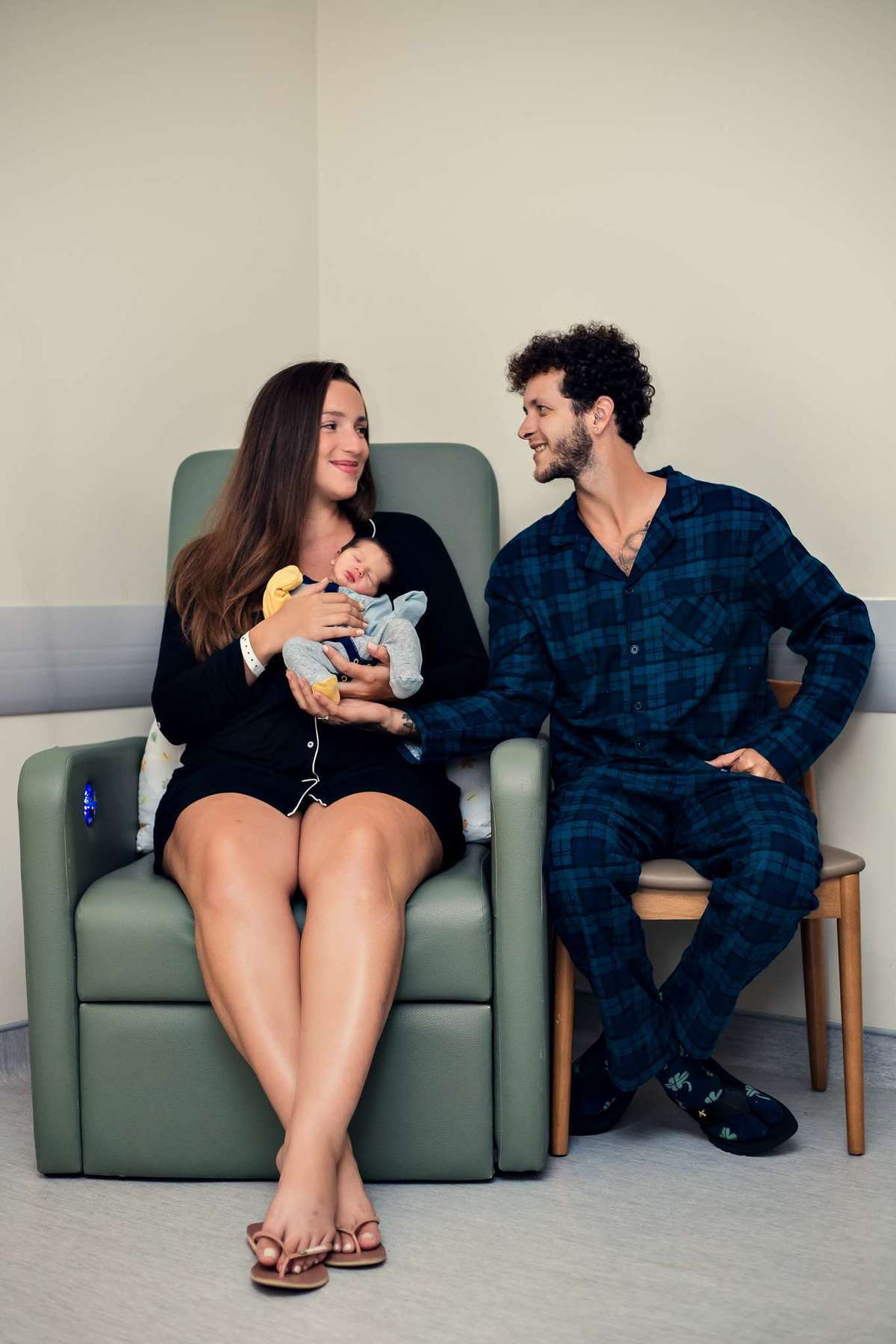 Ensaio de recém-nascido no hospital Unimed Volta Redonda: Primeiro dia do Noah no quarto da maternidade.