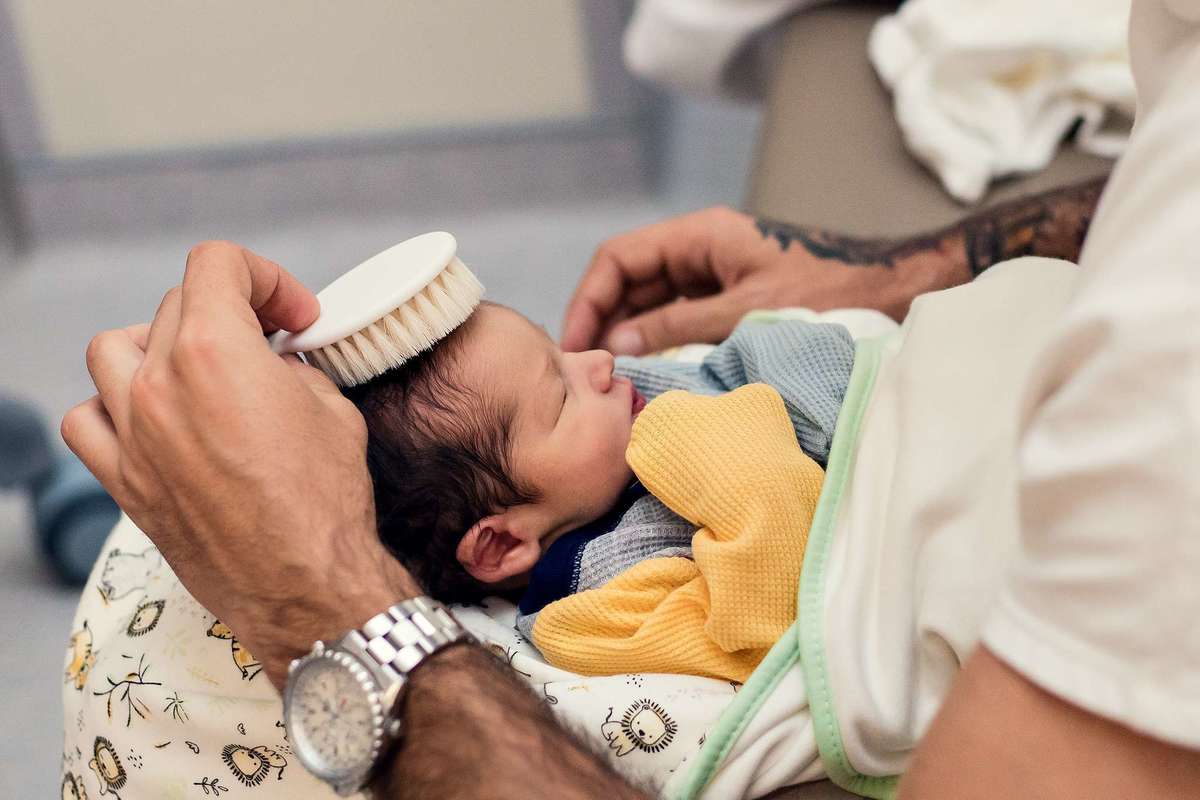 Ensaio de recém-nascido no hospital Unimed Volta Redonda: Primeiro dia do Noah no quarto da maternidade.