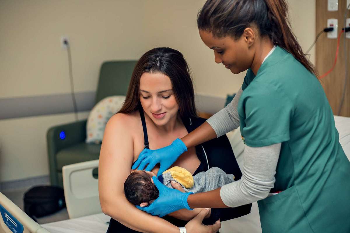 Ensaio de recém-nascido no hospital Unimed Volta Redonda: Primeiro dia do Noah no quarto da maternidade.