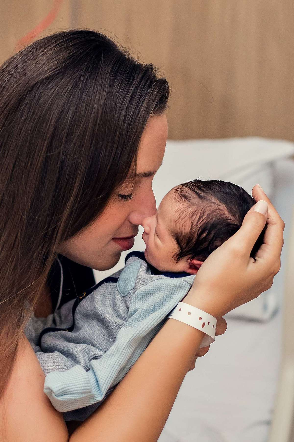 Ensaio de recém-nascido no hospital Unimed Volta Redonda: Primeiro dia do Noah no quarto da maternidade.
