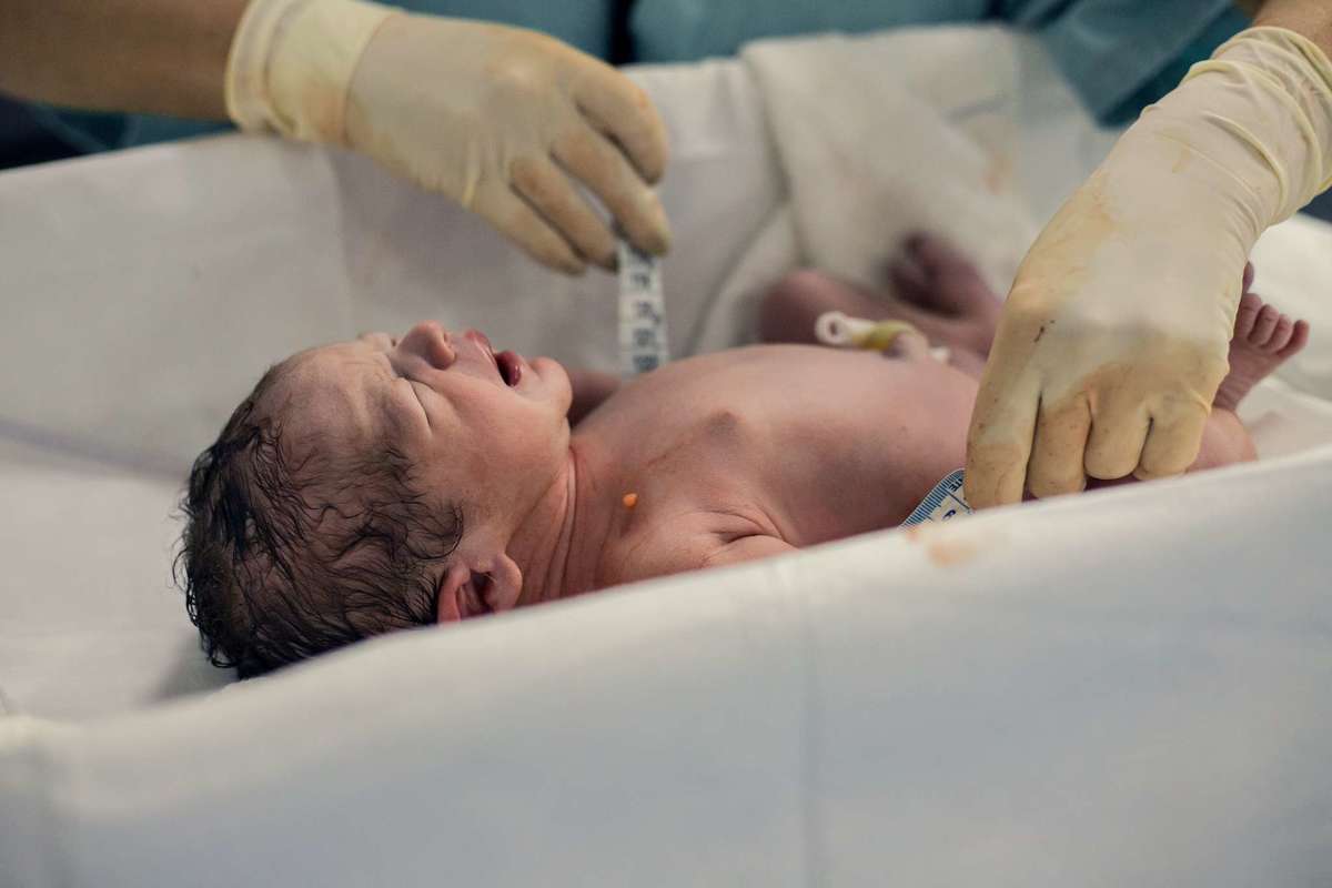 Fotografia de parto cesárea na Unimed Volta Redonda: Nascimento do Noah.