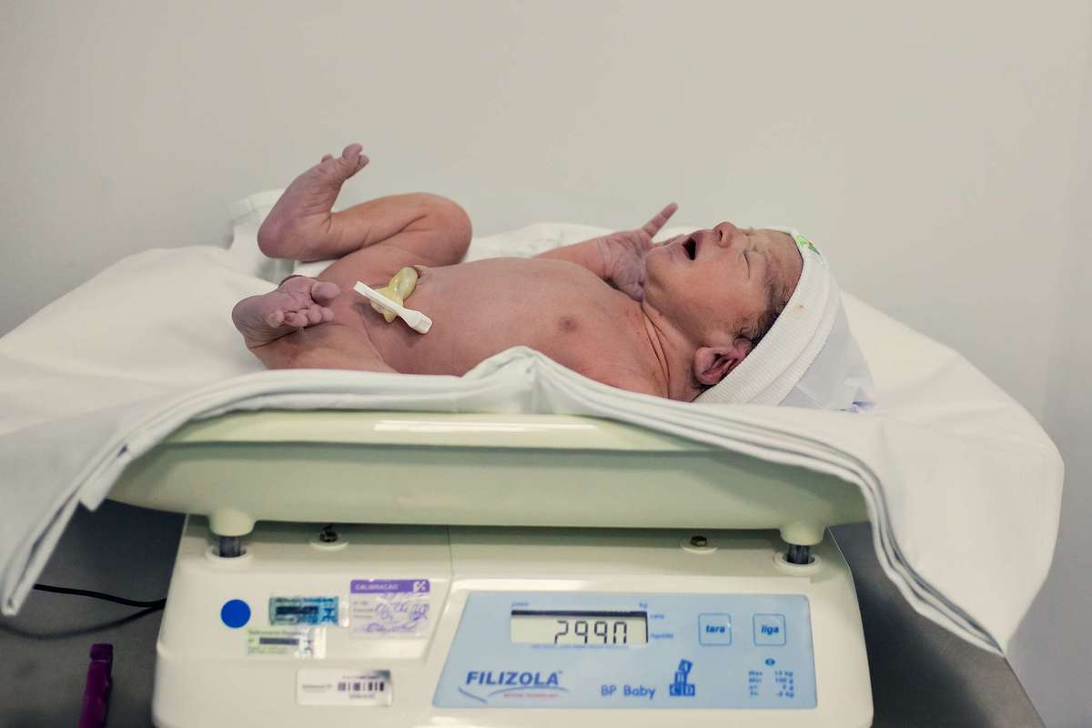 Fotografia de parto cesárea na Unimed Volta Redonda: Nascimento do Noah.