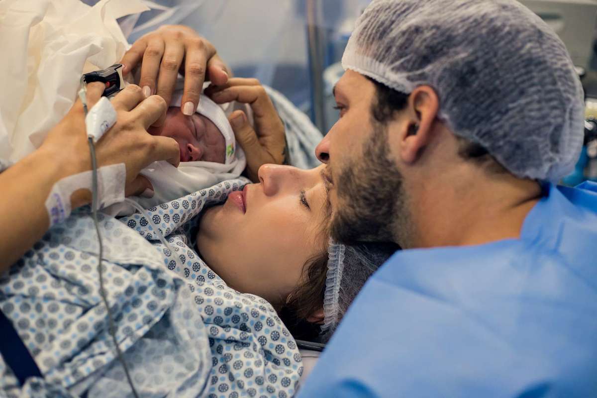 Fotografia de parto cesárea na Unimed Volta Redonda: Nascimento do Noah.