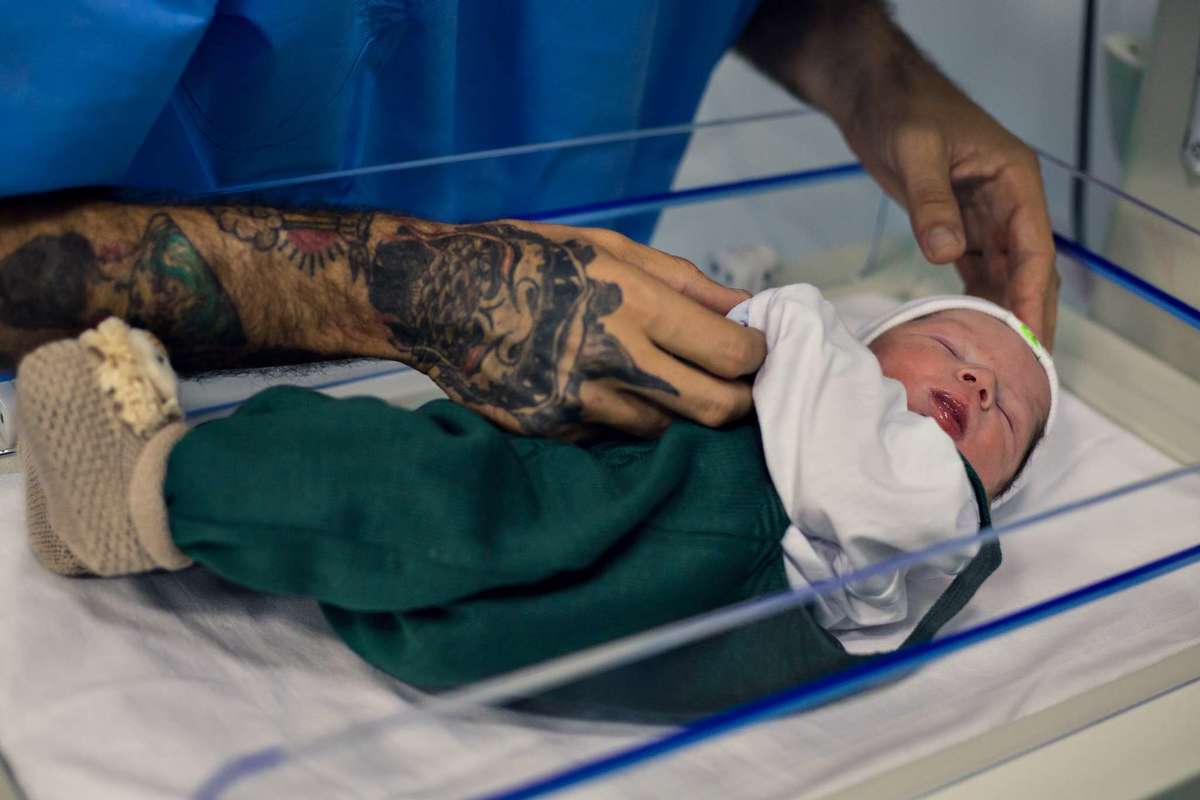 Fotografia de parto cesárea na Unimed Volta Redonda: Nascimento do Noah.