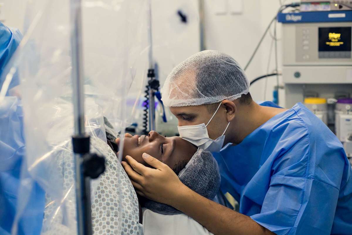 Fotografia de parto cesárea na Unimed Volta Redonda: Nascimento do Ivan.