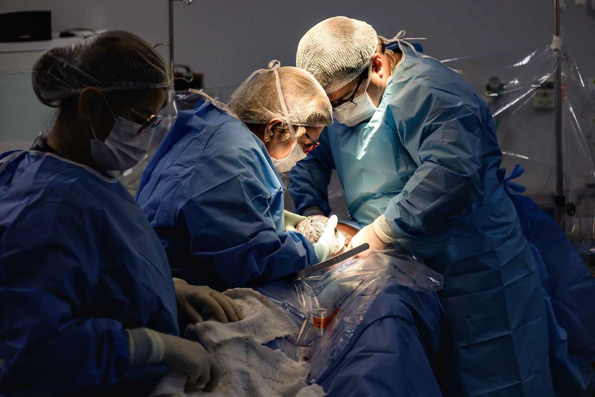 Fotografia de parto cesárea na Unimed Volta Redonda: Nascimento do Ivan.
