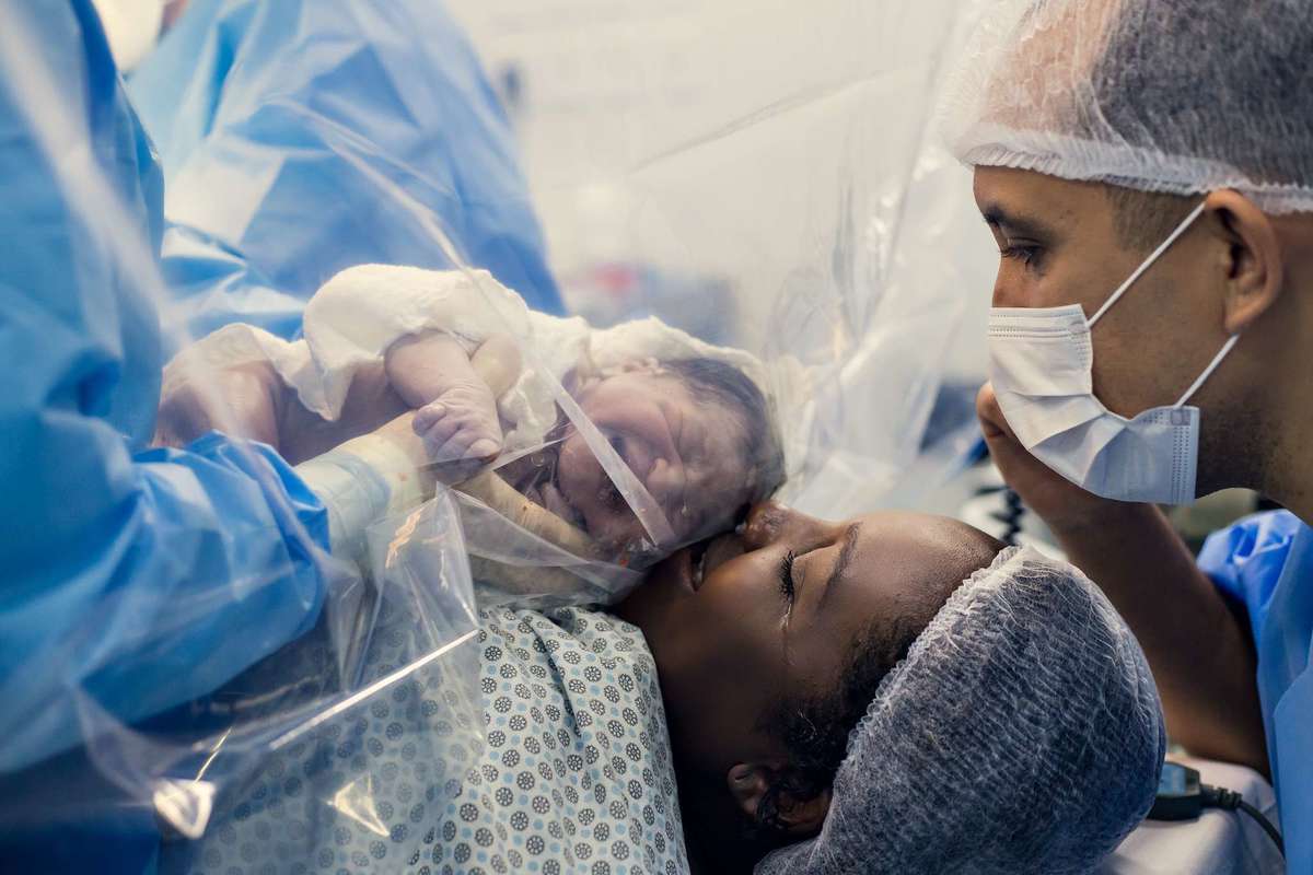 Fotografia de parto cesárea na Unimed Volta Redonda: Nascimento do Ivan.
